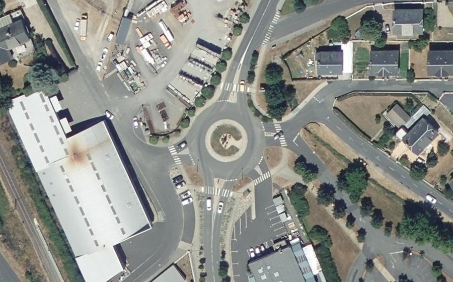 Vue aérienne du Rond-point anonyme n°27589342