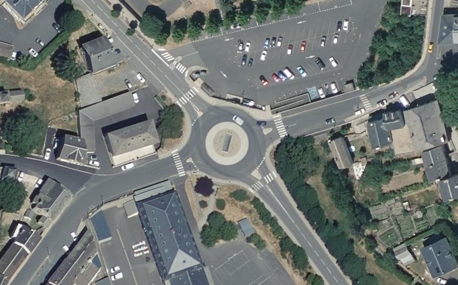 Vue aérienne du Rond-point anonyme n°27589343