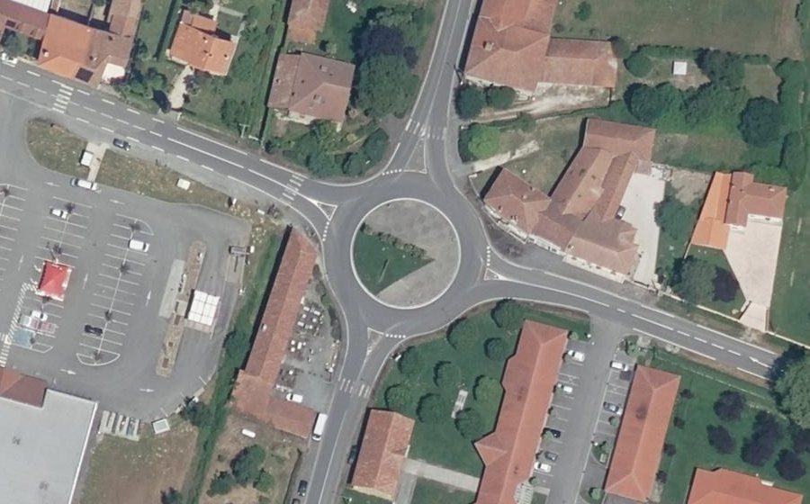 Vue aérienne du Rond-point anonyme n°27589611