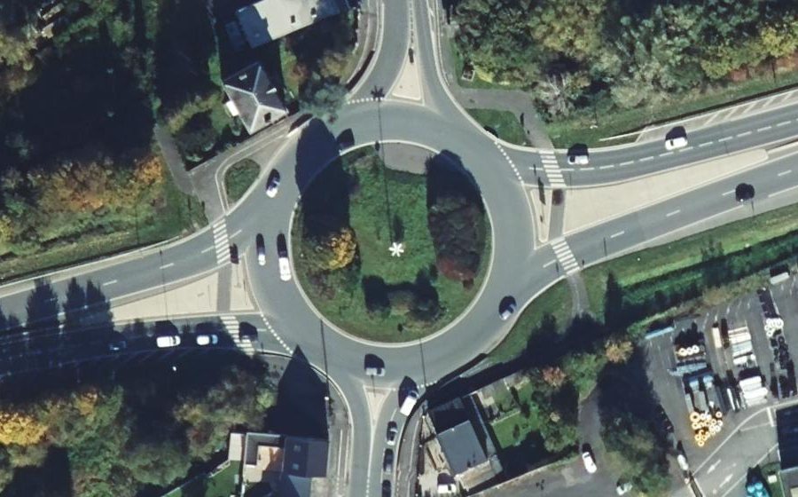 Vue aérienne du Rond-point anonyme n°27589676