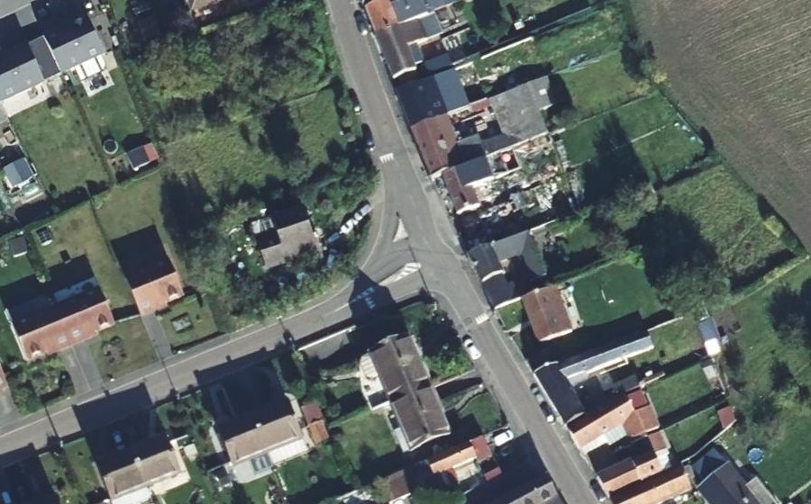 Vue aérienne du Rond-point anonyme n°275949478