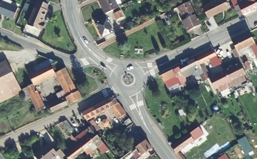 Vue aérienne du Rond-point anonyme n°275949490