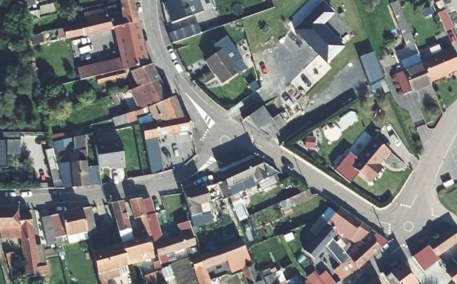 Vue aérienne du Rond-point anonyme n°275949494