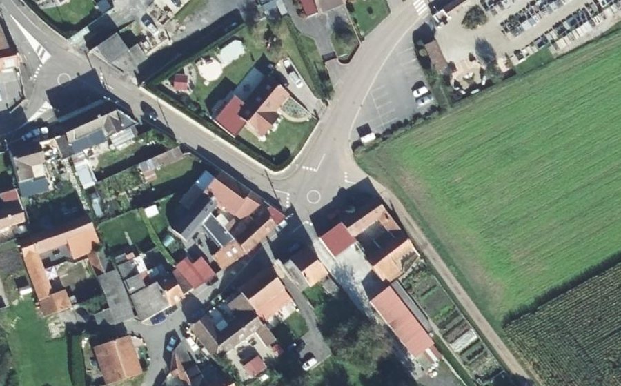 Vue aérienne du Rond-point anonyme n°275949531