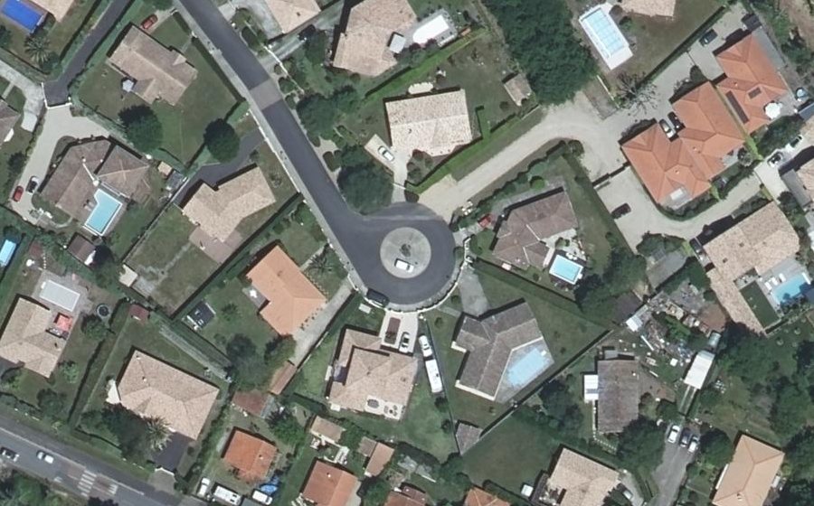 Vue aérienne du Rond-point anonyme n°275950354