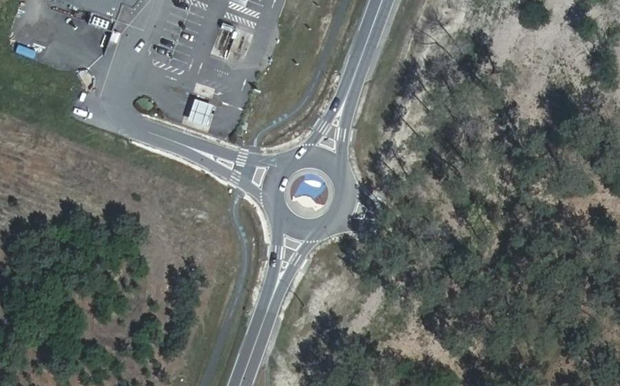 Vue aérienne du Rond-point anonyme n°275950360