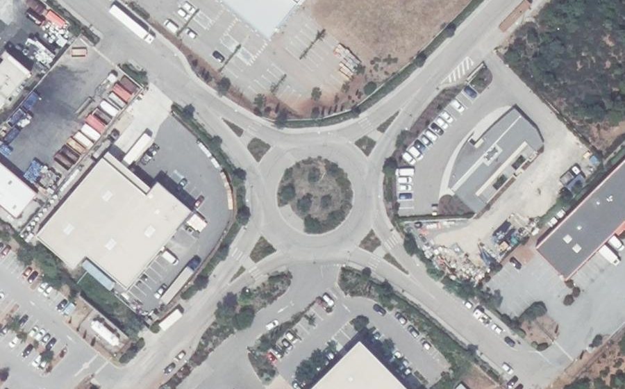 Vue aérienne du Rond-point anonyme n°275952549