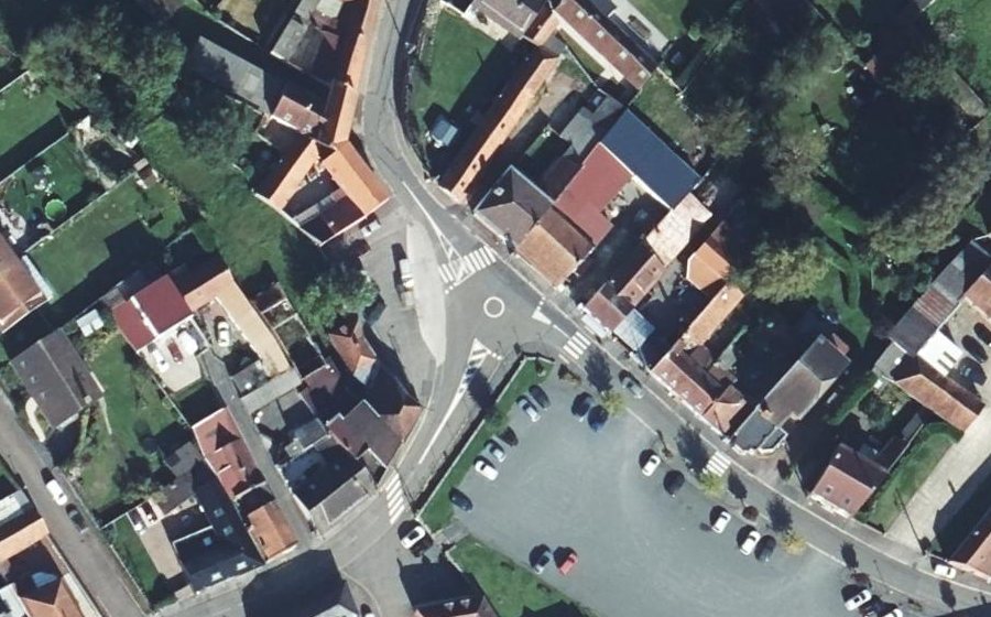 Vue aérienne du Rond-point anonyme n°275959687