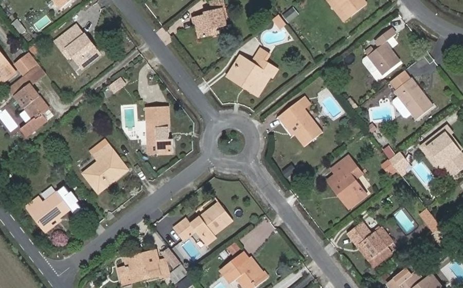 Vue aérienne du Rond-point anonyme n°27597625
