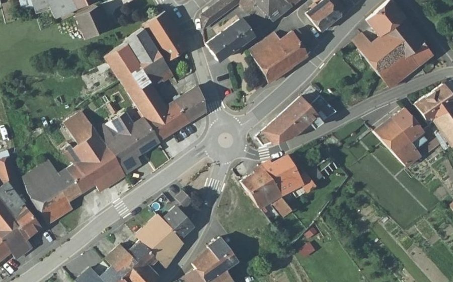 Vue aérienne du Rond-point anonyme n°275998922