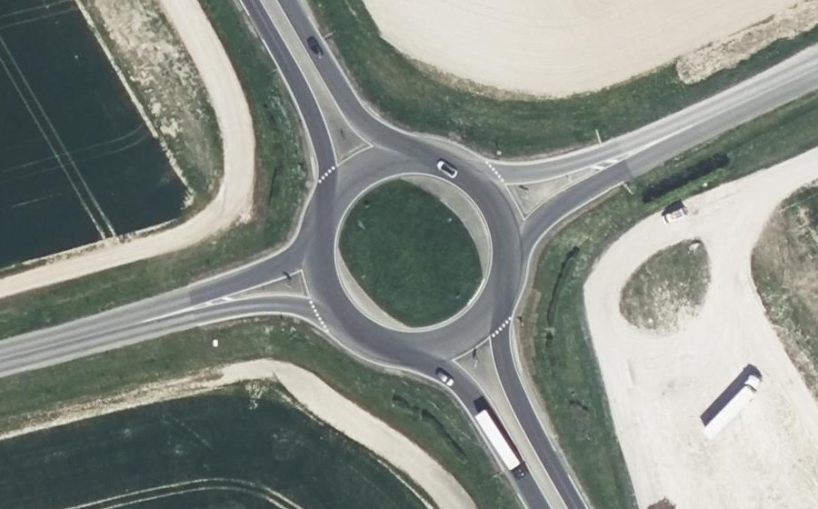 Vue aérienne du Rond-point anonyme n°27605124
