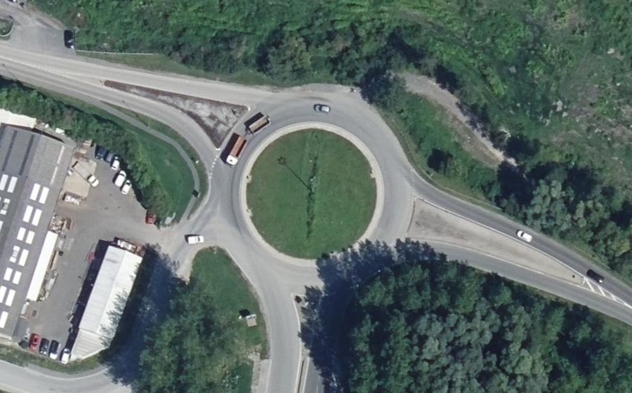 Vue aérienne du Rond-point anonyme n°27607170