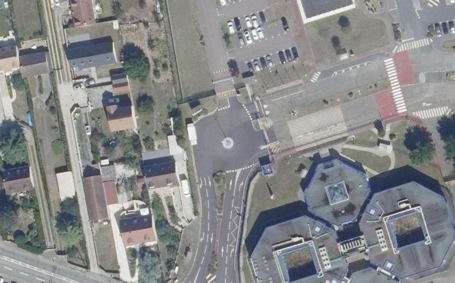 Vue aérienne du Rond-point anonyme n°276108989