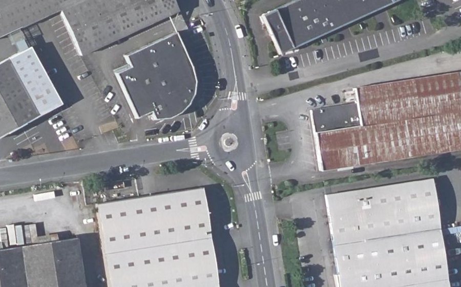 Vue aérienne du Rond-point anonyme n°27610968
