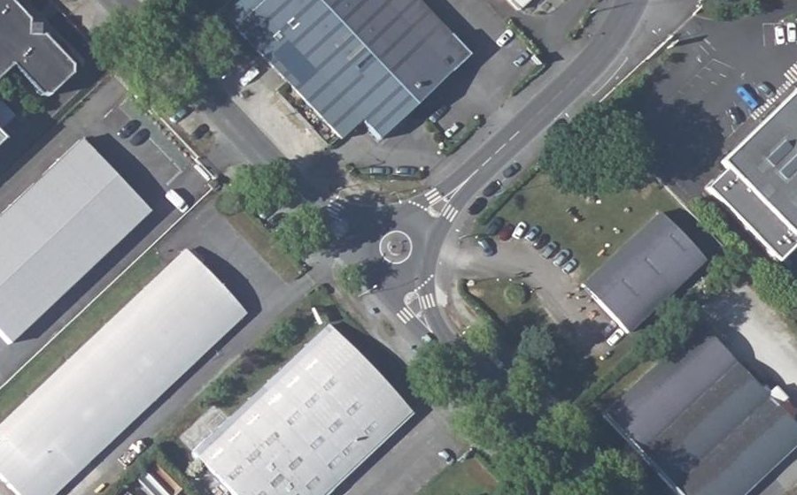 Vue aérienne du Rond-point anonyme n°27610974
