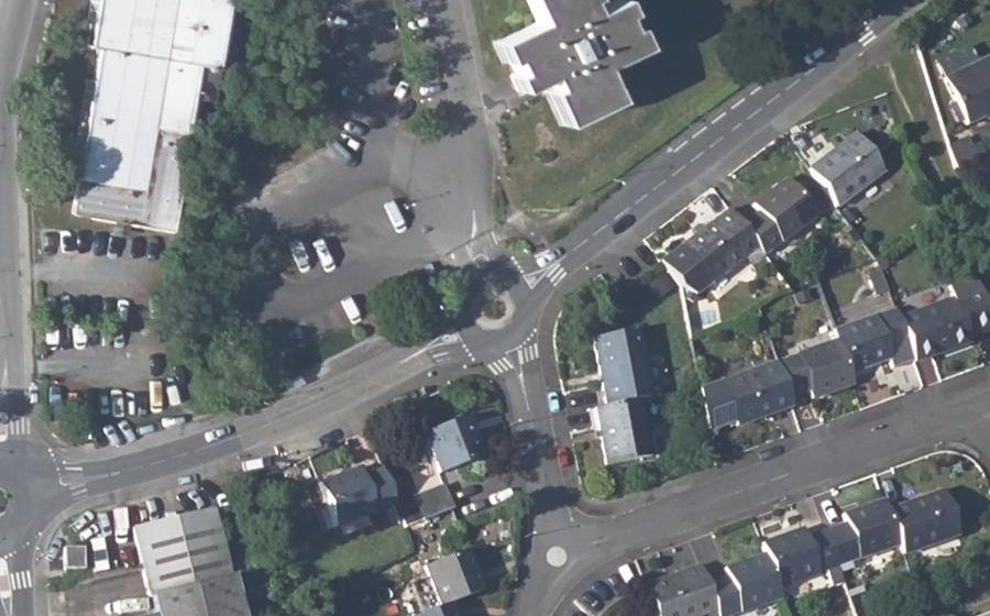 Vue aérienne du Rond-point anonyme n°27610975