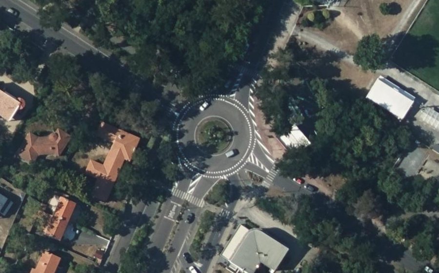 Vue aérienne du Rond-point anonyme n°27611493