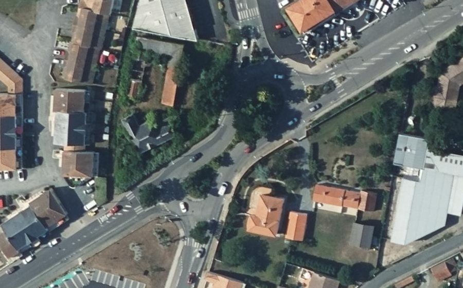 Vue aérienne du Rond-point anonyme n°27611624