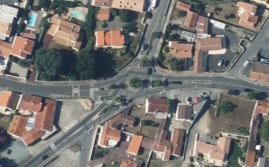 Vue aérienne du Rond-point anonyme n°27611655