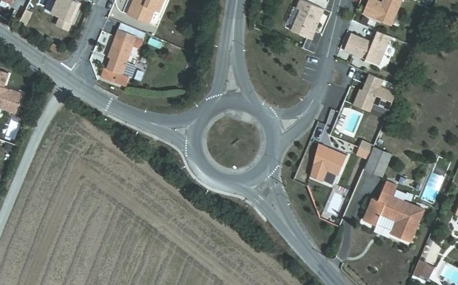 Vue aérienne du Rond-point anonyme n°276175584