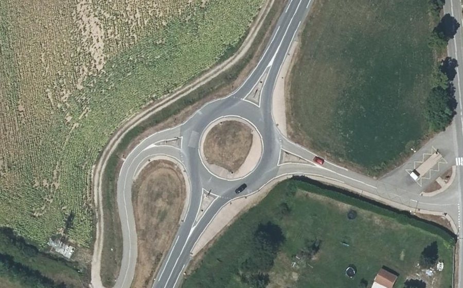 Vue aérienne du Rond-point anonyme n°276236501