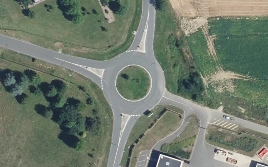 Vue aérienne du Rond-point anonyme n°27623881