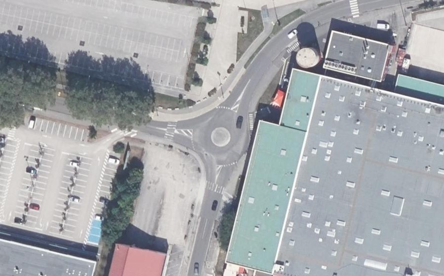 Vue aérienne du Rond-point anonyme n°276245606