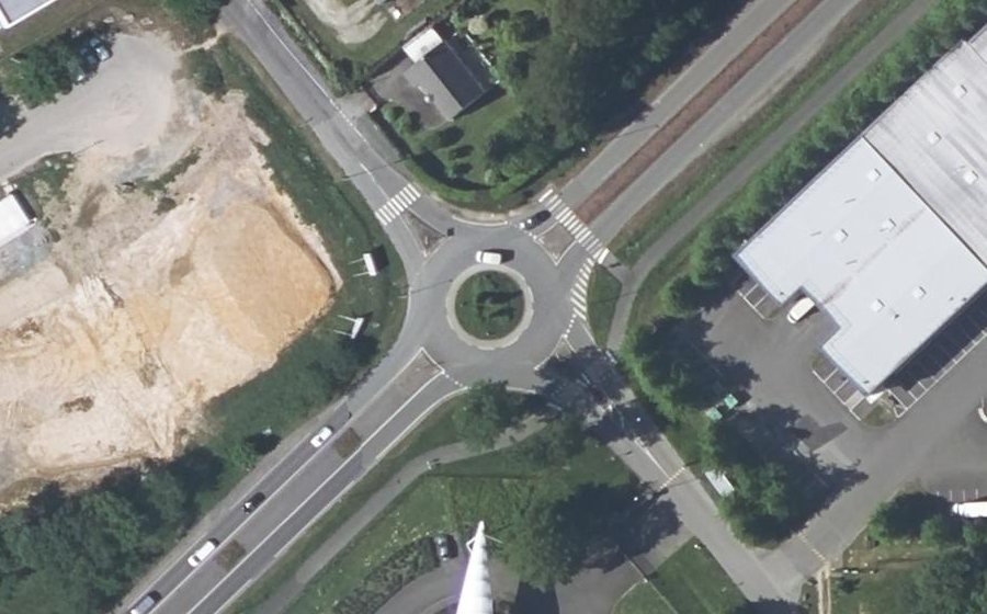 Vue aérienne du Rond-point anonyme n°27624712