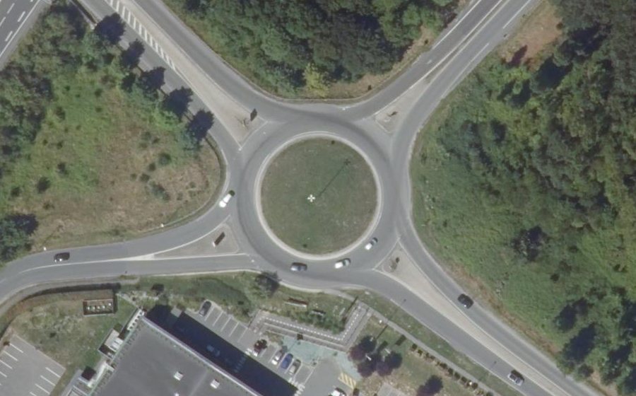 Vue aérienne du Rond-point anonyme n°27626303