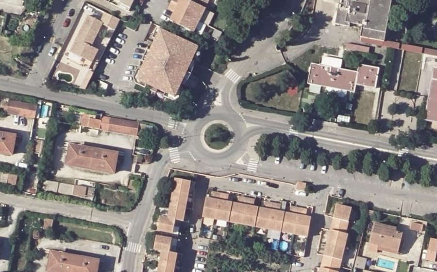 Vue aérienne du Rond-point anonyme n°27633204