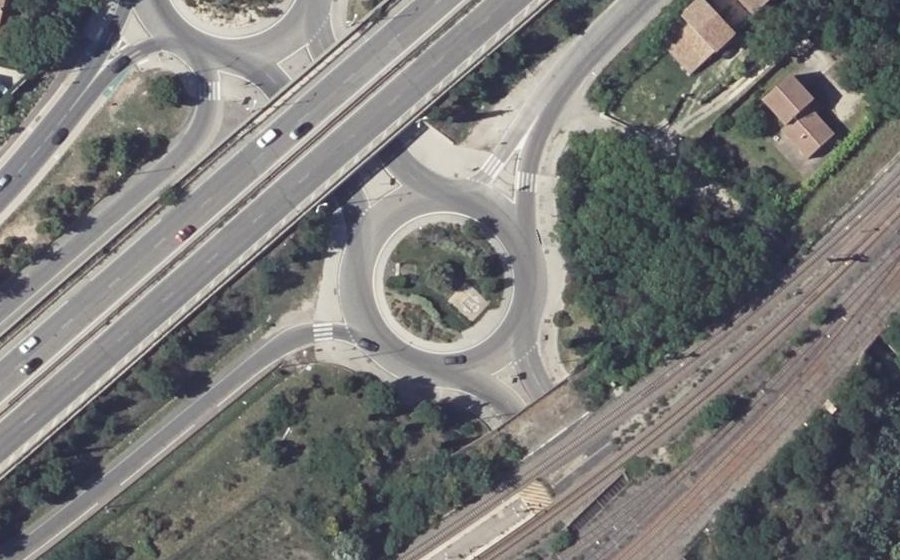 Vue aérienne du Rond-point anonyme n°27633251