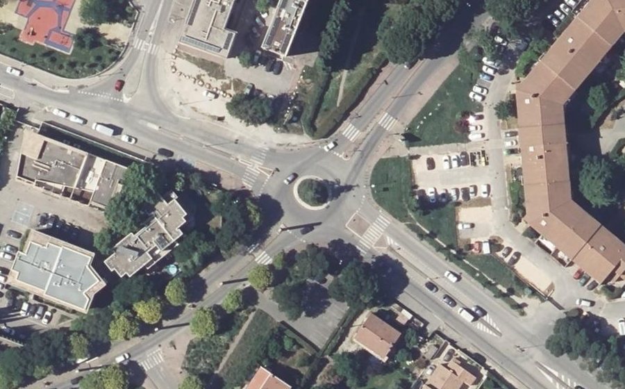 Vue aérienne du Rond-point anonyme n°27634363
