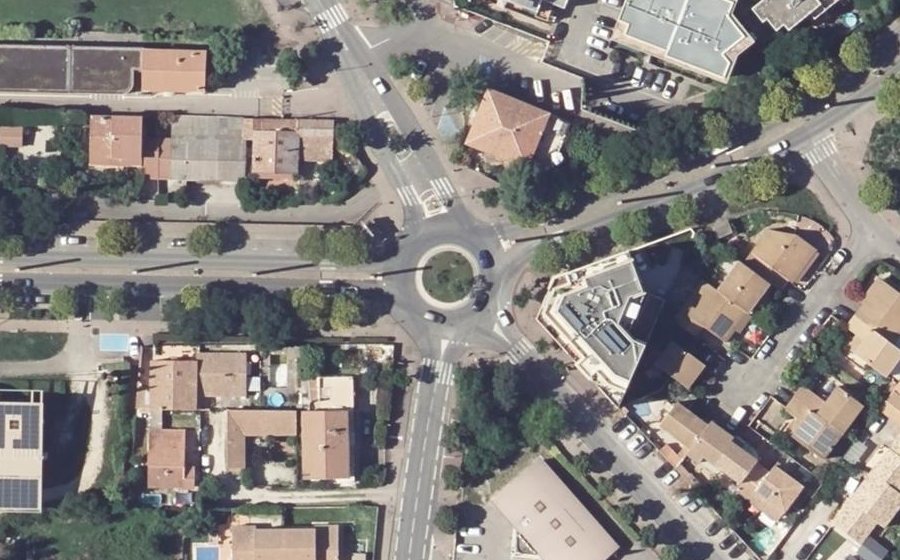 Vue aérienne du Rond-point anonyme n°27634454