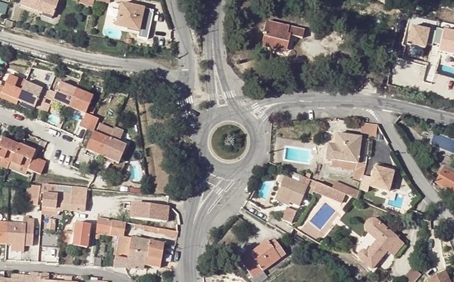 Vue aérienne du Rond-point anonyme n°27634553