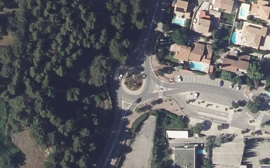 Vue aérienne du Rond-point anonyme n°27634571