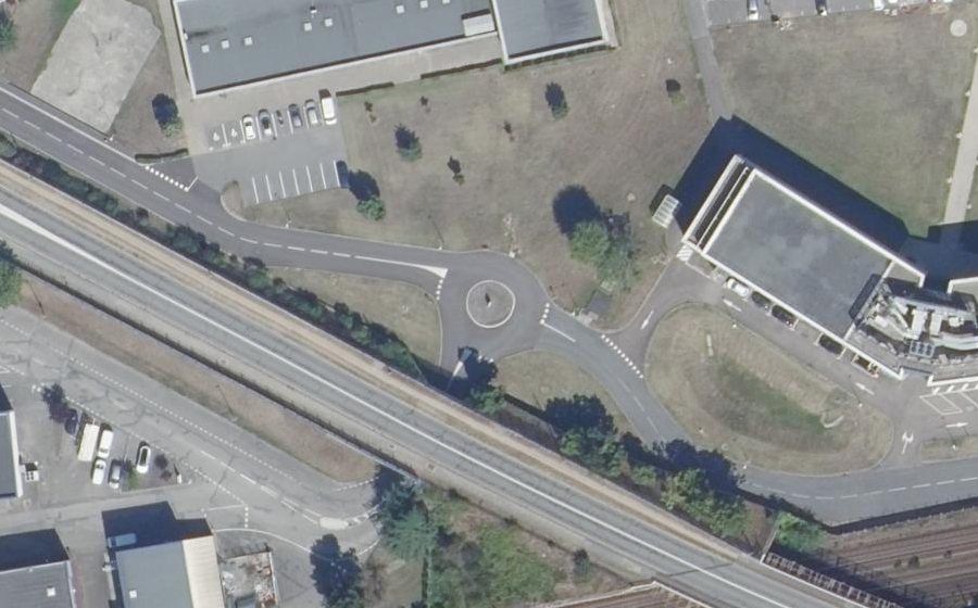 Vue aérienne du Rond-point anonyme n°276370909