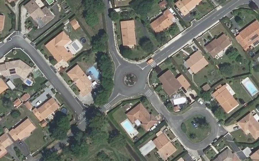 Vue aérienne du Rond-point anonyme n°276410853