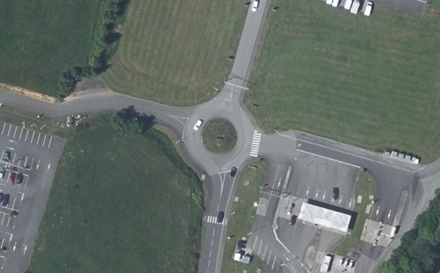 Vue aérienne du Rond-point anonyme n°276443597