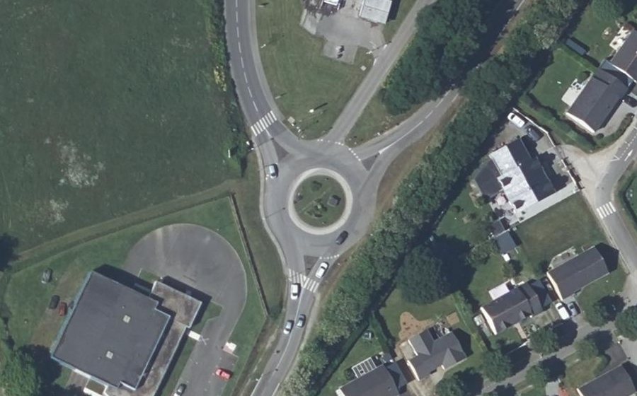 Vue aérienne du Rond-point anonyme n°276443599