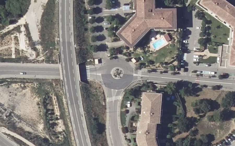 Vue aérienne du Rond-point anonyme n°27645710