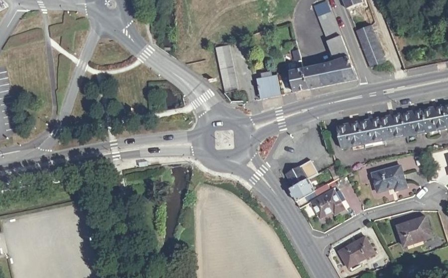 Vue aérienne du Rond-point anonyme n°276499005