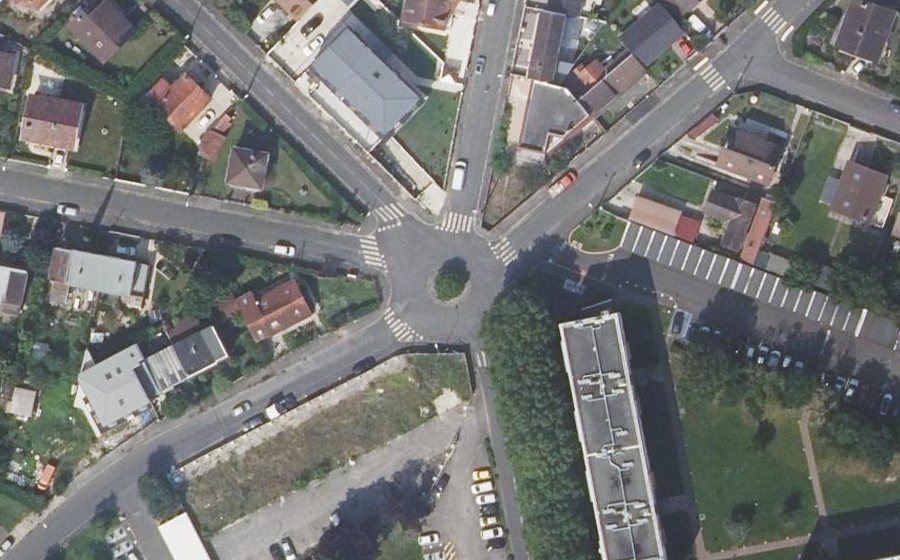 Vue aérienne du Rond-point anonyme n°27651313