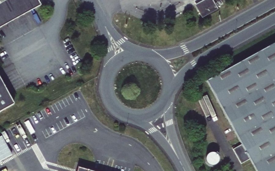 Vue aérienne du Rond-point anonyme n°27651679