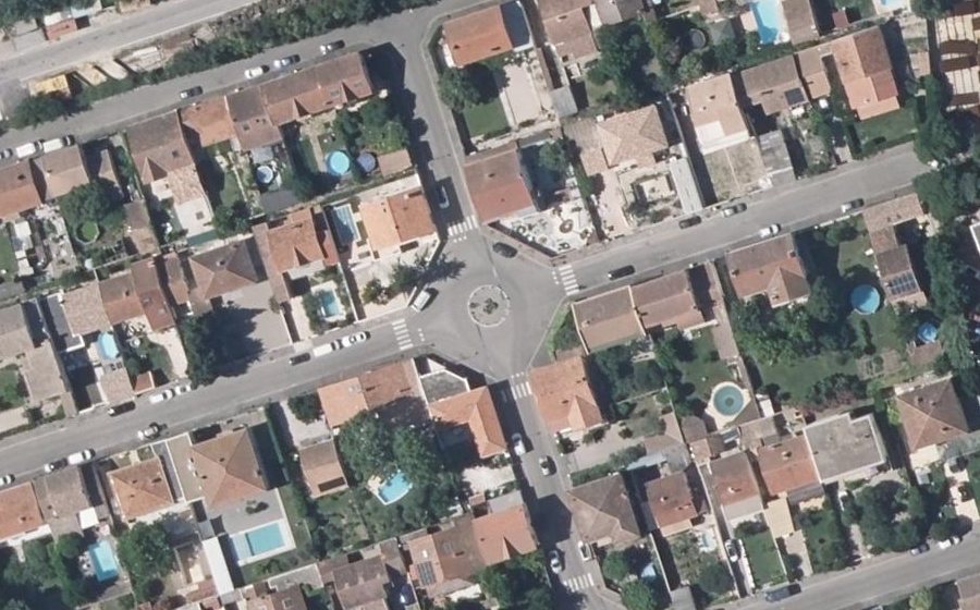 Vue aérienne du Rond-point anonyme n°276524930