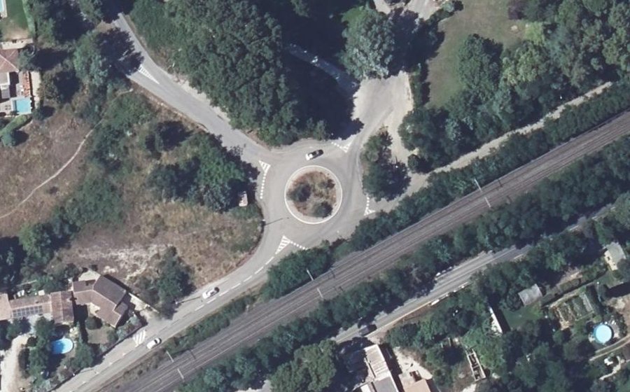 Vue aérienne du Rond-point anonyme n°276543655