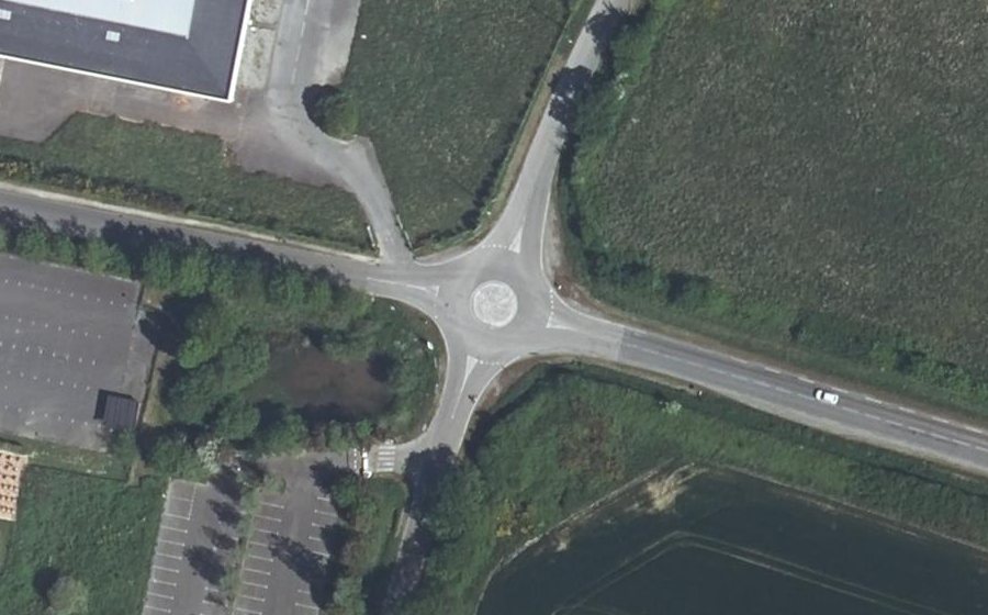 Vue aérienne du Rond-point anonyme n°276562849