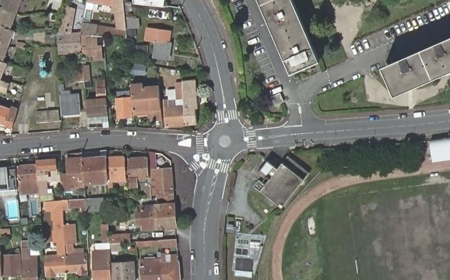 Vue aérienne du Rond-point anonyme n°276590873