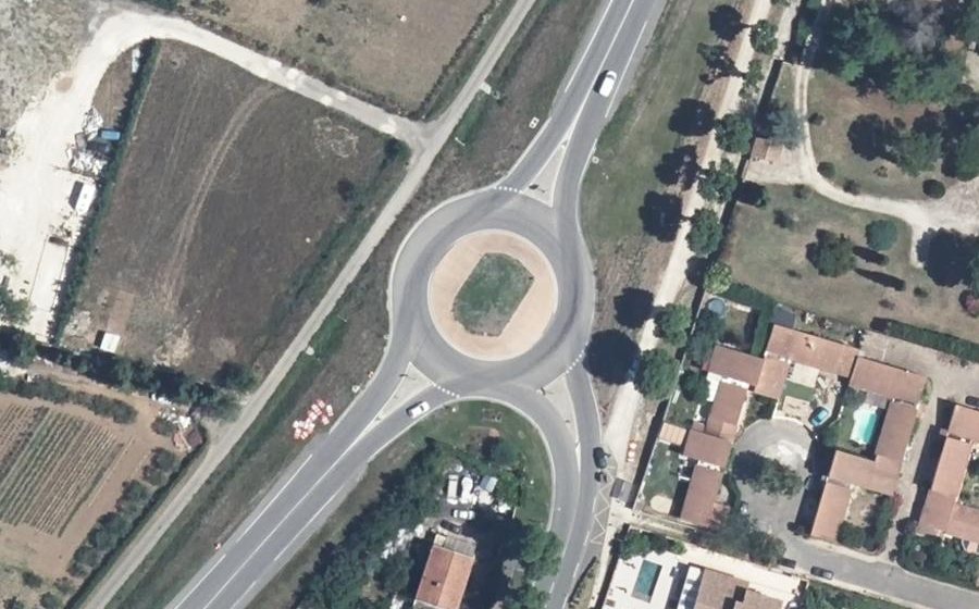 Vue aérienne du Rond-point anonyme n°276627543