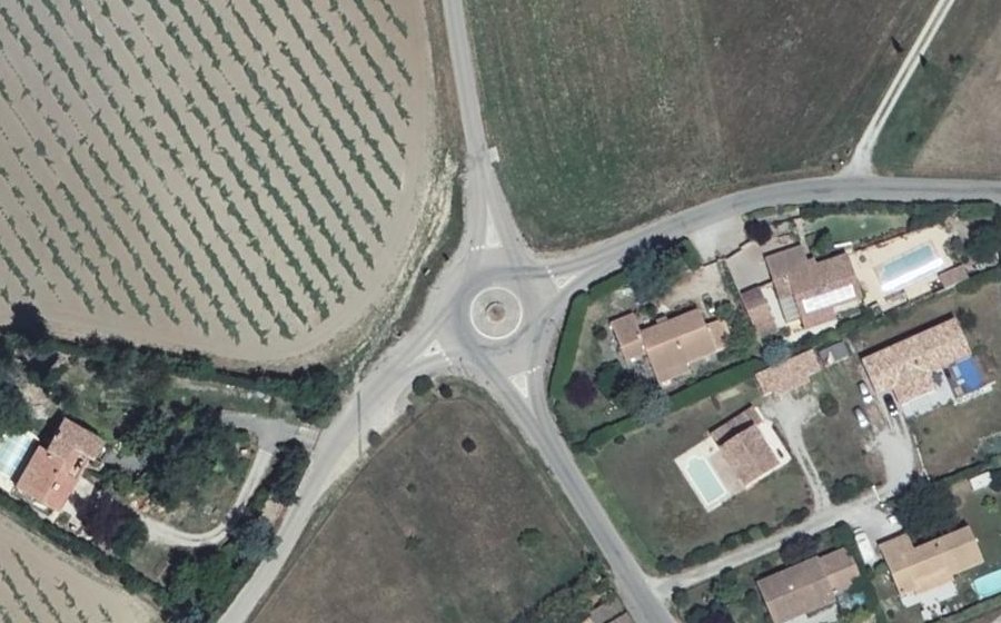 Vue aérienne du Rond-point anonyme n°27668431
