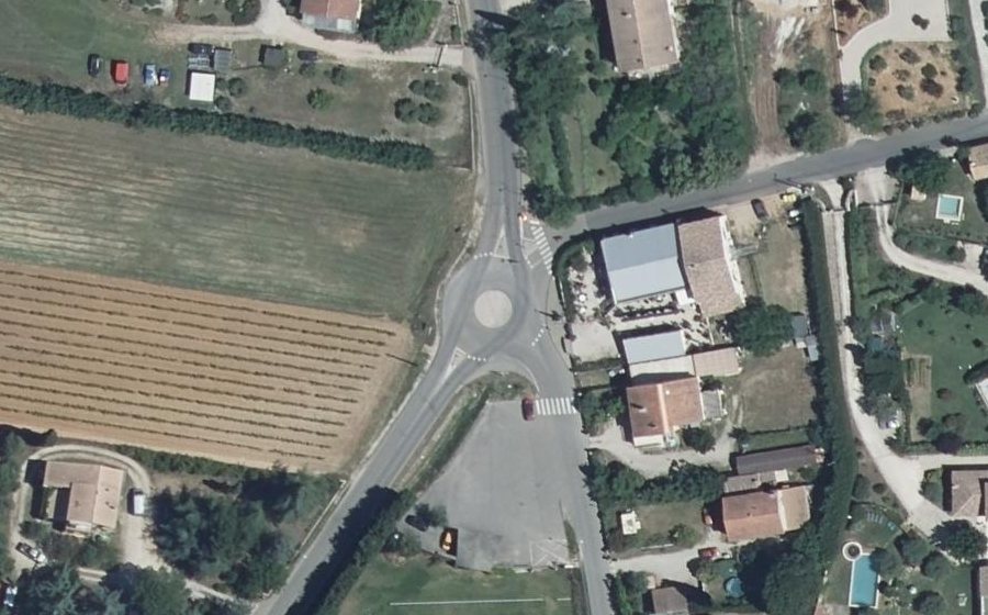 Vue aérienne du Rond-point anonyme n°276694702